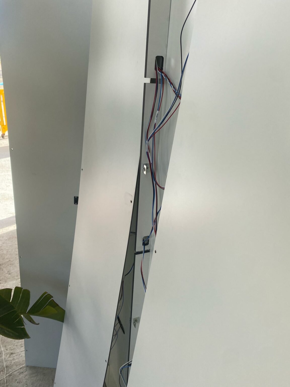 Câbles d'installation de casiers connectés en entreprise, illustrant les défis d'intégration IT et de configuration technique pour une implémentation réussie