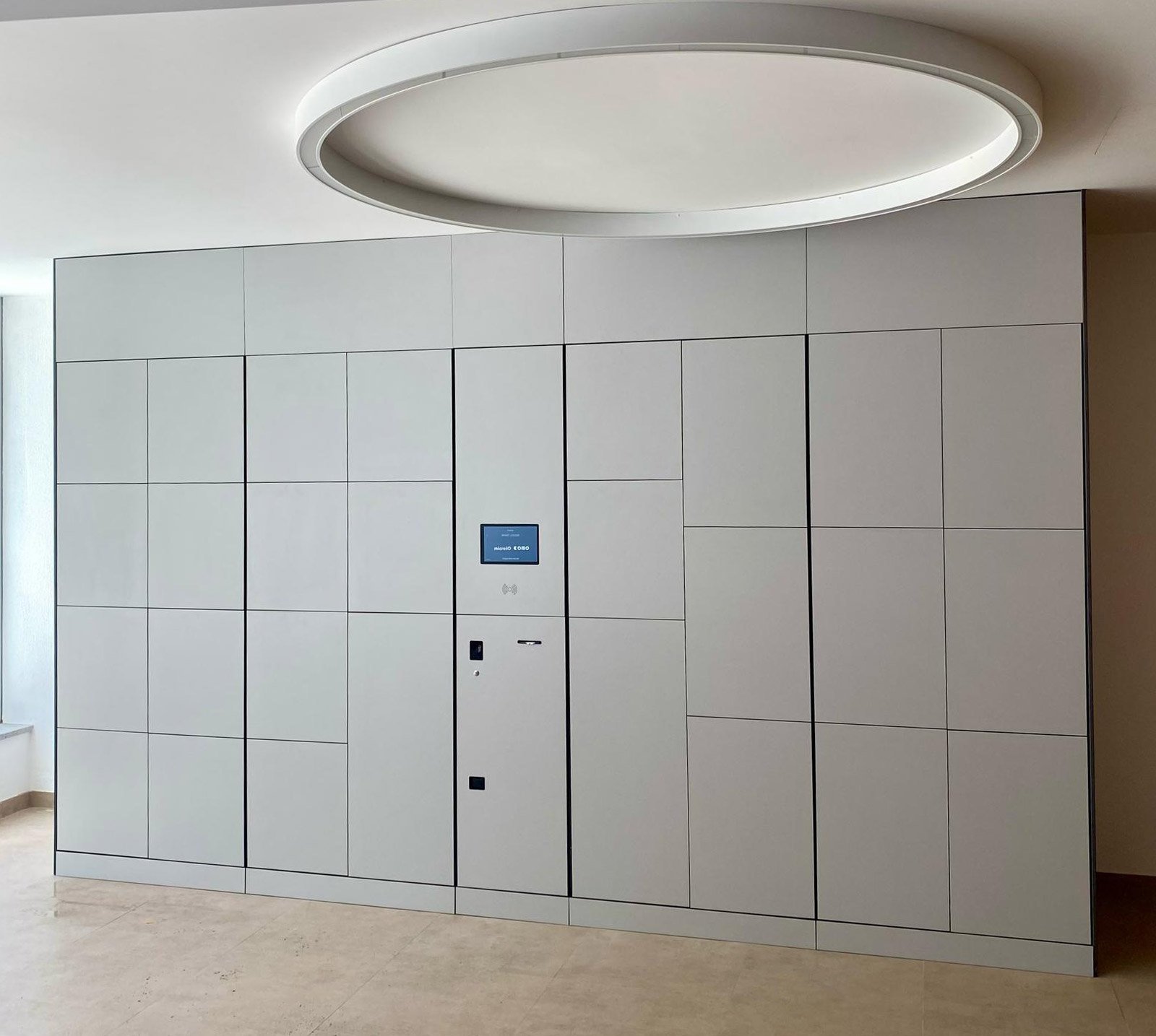 Consigne à bagages connectée installée dans le hall d'un appart'hôtel