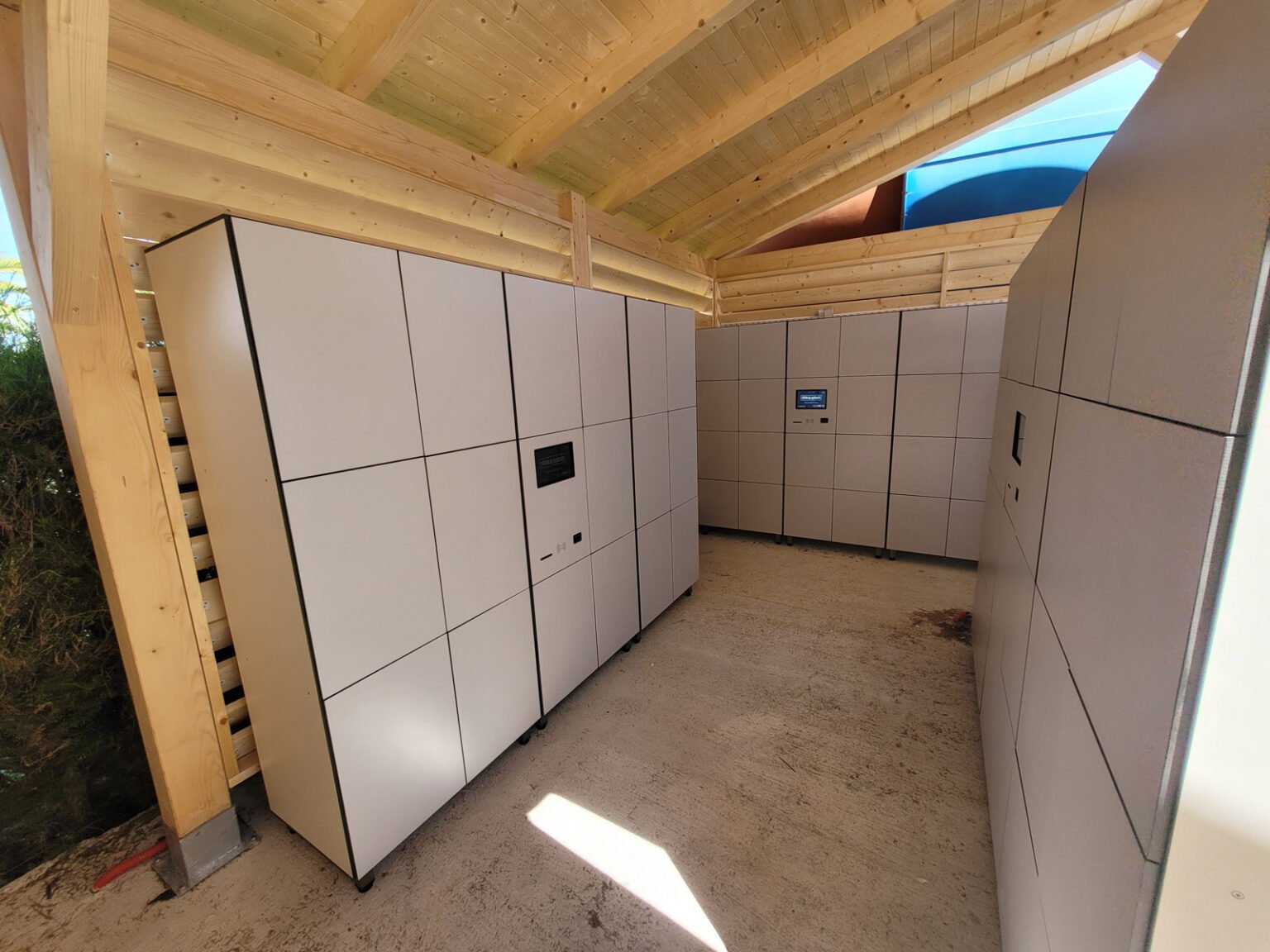 Casiers connectés blancs dans un espace de travail en bois, optimisant le bureau moderne avec technologie et flexibilité